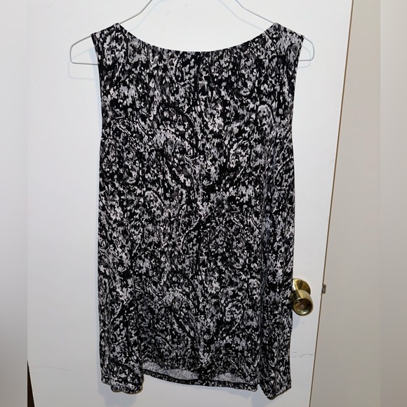 Women’s Sparkly Sleeveless Black and White Blouse - Avenue Brand Size 26/28 - Picture 6 of 6